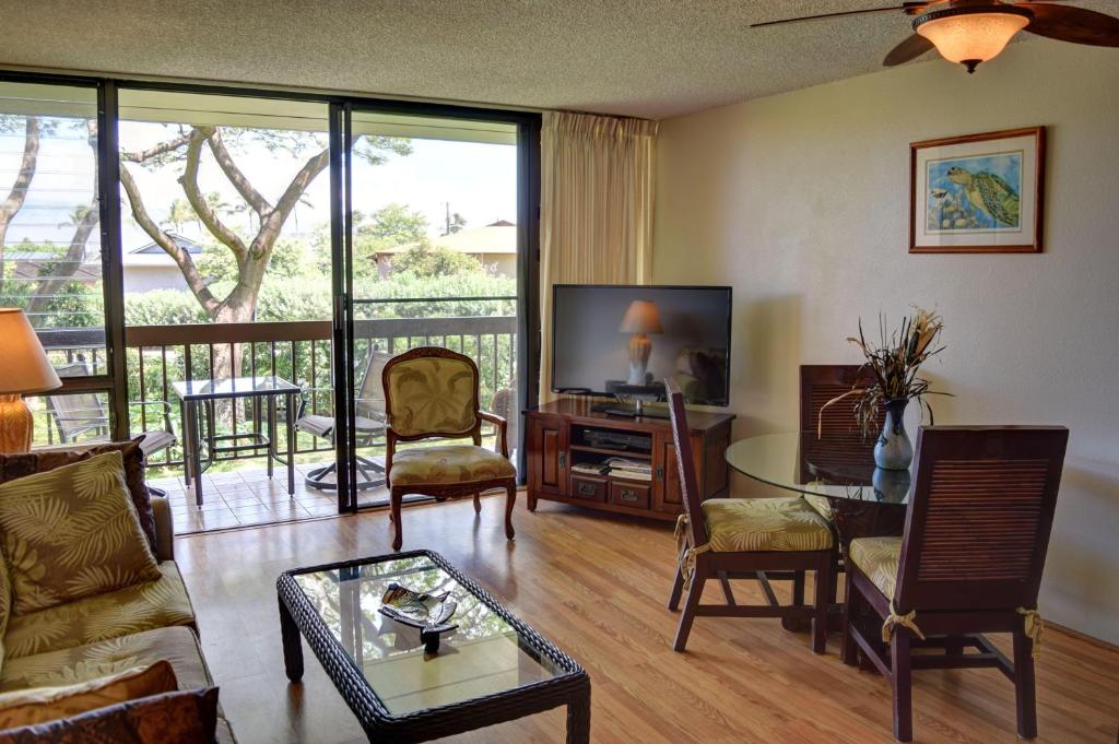 基黑Maui Vista 2220的客厅配有电视和桌椅