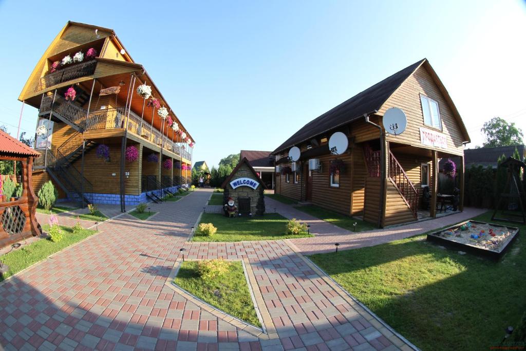 斯维季亚济Hotel-complex Mizh Triokh Ozer的院子里的一组小木结构建筑