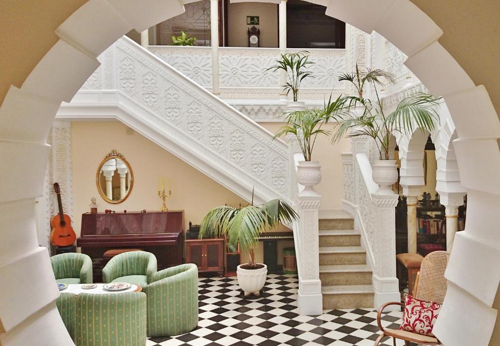 拉奥罗塔瓦阿尔罕布拉酒店的大堂设有种植了盆栽植物的楼梯