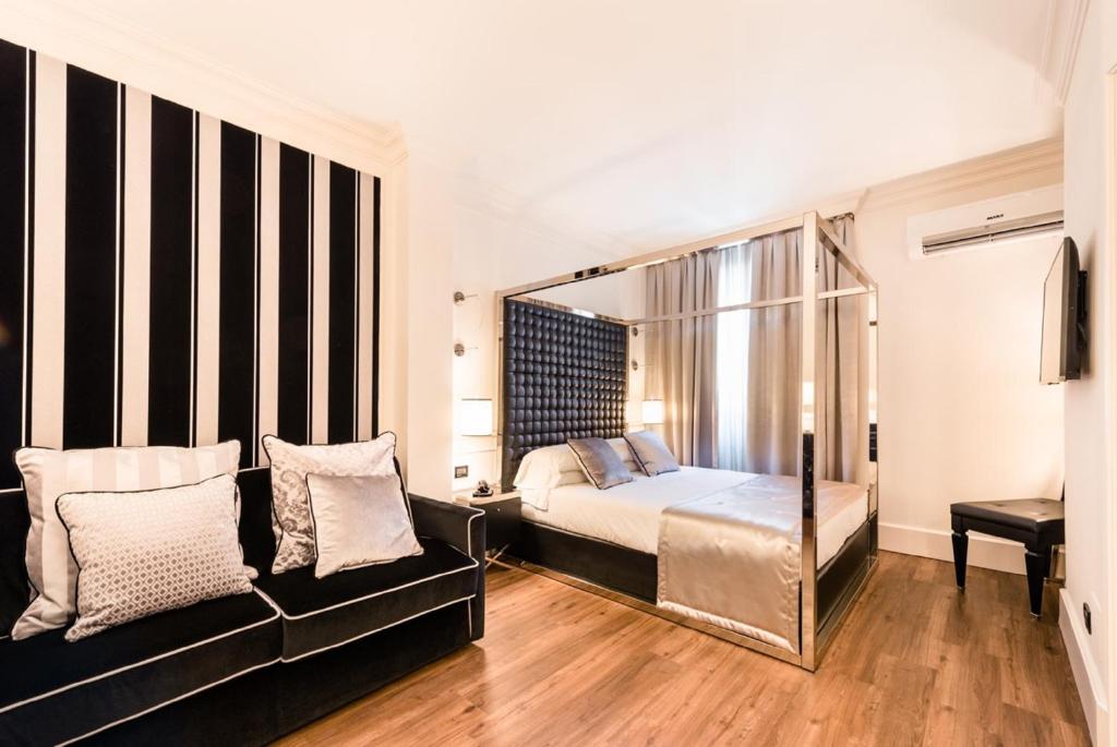 维罗纳维罗纳之家公寓式酒店的一间卧室配有一张床和一张沙发