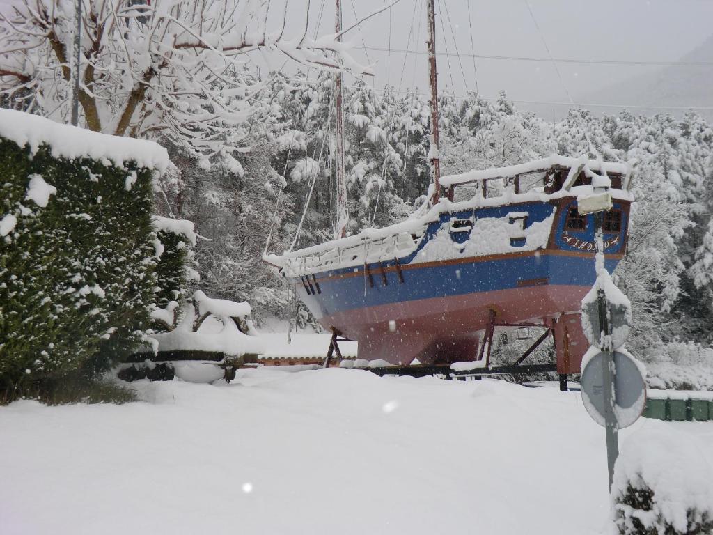 拉波夫拉-德利列特艾斯培尔特露营地的船坐在雪中