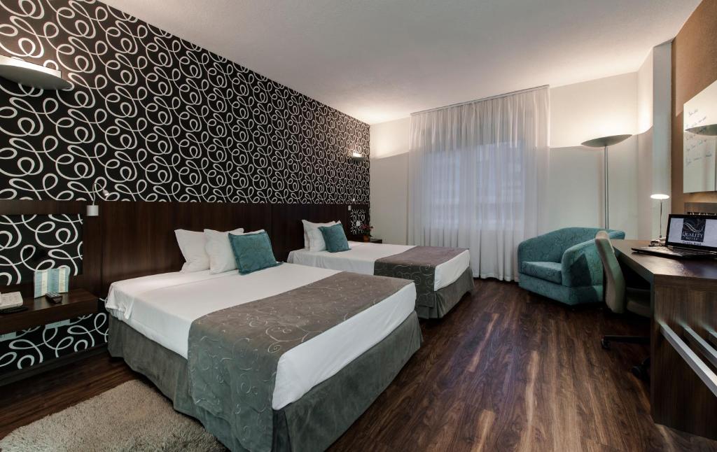 库里提巴库里提巴品质酒店的酒店客房配有两张床和一张书桌