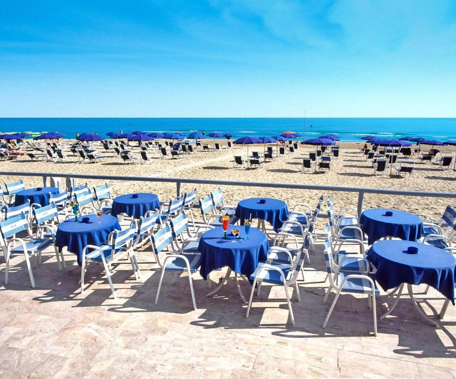 朱利亚诺瓦帆船酒店的海滩上一组蓝色的桌椅