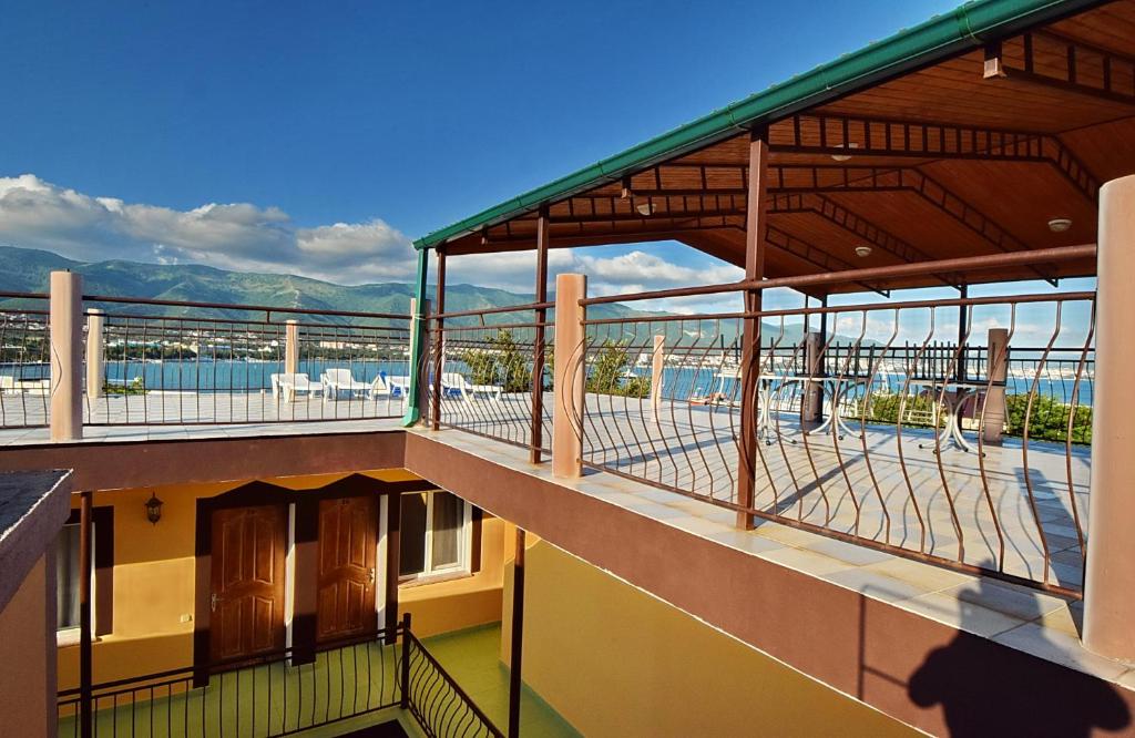 格连吉克Hotel Kipr Gelendzhik的享有水景的建筑阳台