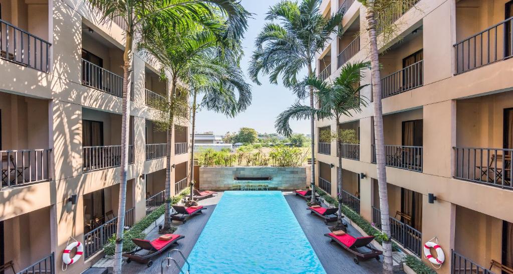 莱卡邦素万那普村舍酒店的享有两栋建筑之间游泳池的景致