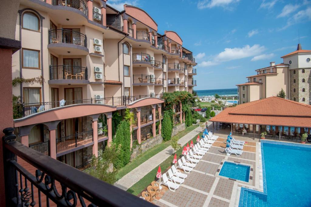 茨雷沃South Beach Hotel - New Management and Free Beach Access的享有酒店游泳池景致的阳台