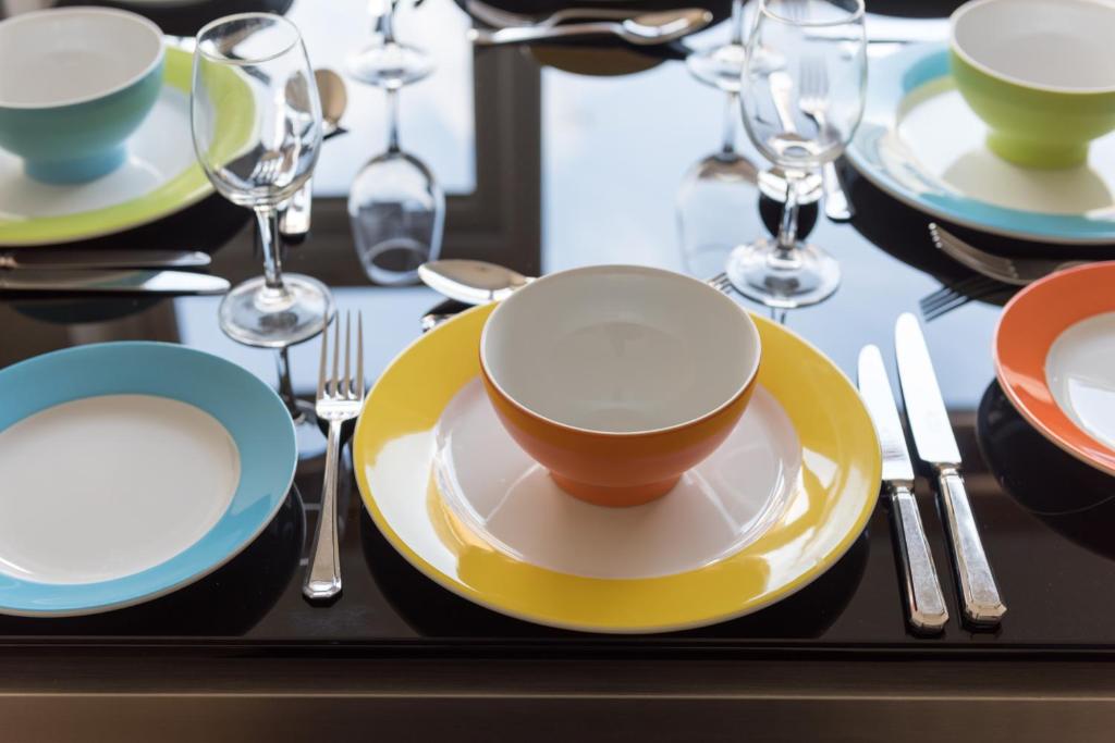 牛津North Parade Avenue的桌子,桌子上放有盘子,杯子,叉子,眼镜