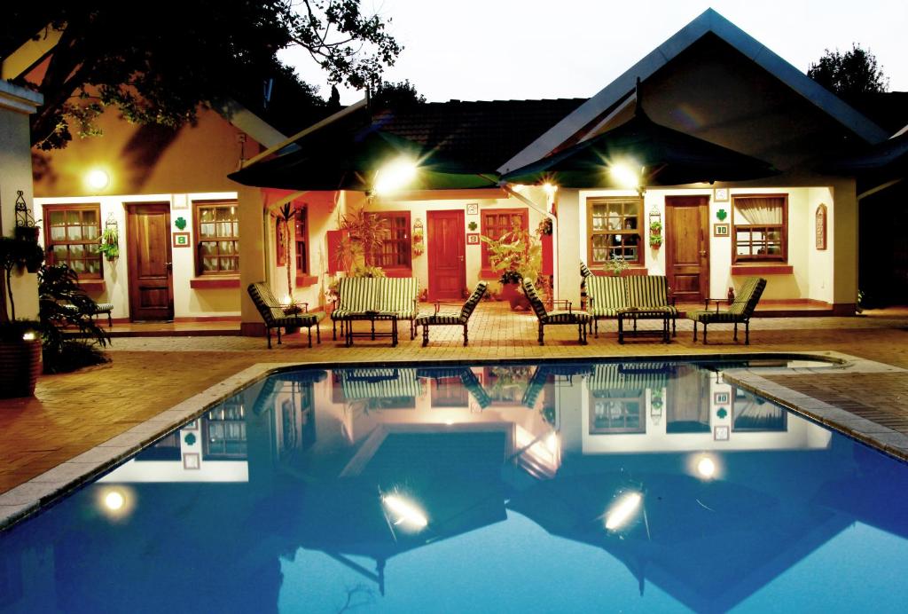 比勒陀利亚沃特克鲁夫旅馆的夜间在房子前面的游泳池