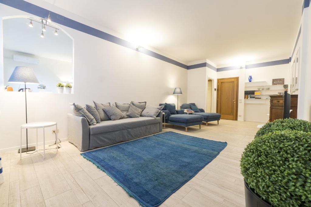 博洛尼亚Dante Suite private parking的带沙发和蓝色地毯的客厅