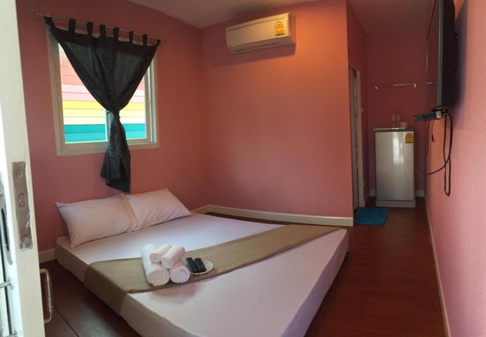 安帕瓦安顺安旅馆的卧室配有一张大白色床和窗户