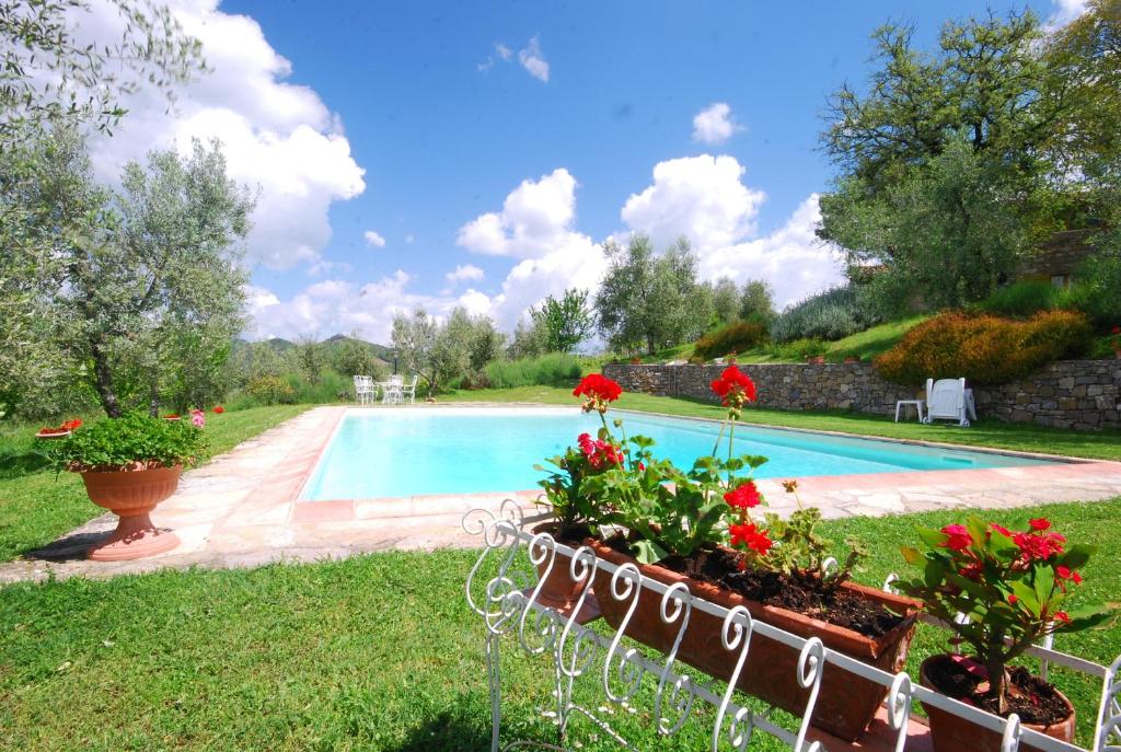 基安蒂盖奥勒Casina的院子里鲜花盛开的游泳池