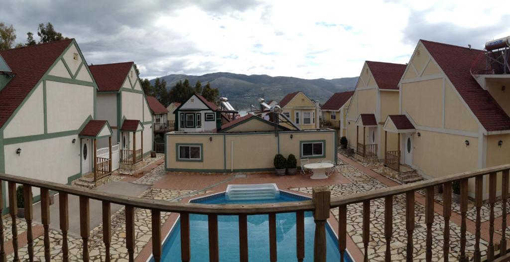 里科索翁Ermolaos Hillside Villas的享有带游泳池的房屋群景