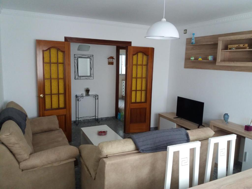 巴尔巴特Piso Tarayuela的客厅配有两张沙发和一台电视机
