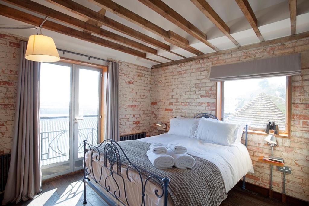 福克斯通岩盐旅馆的一间卧室设有一张大床和大窗户