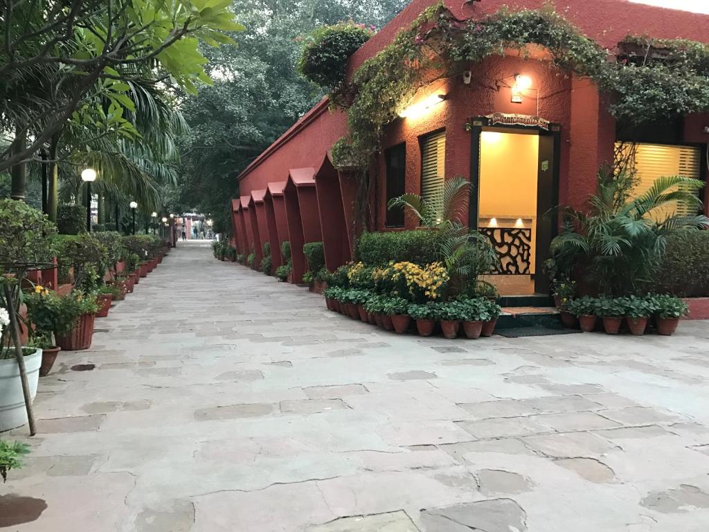 阿格拉Hotel Sheela, 100m from Taj Mahal的红楼前的一条人行道