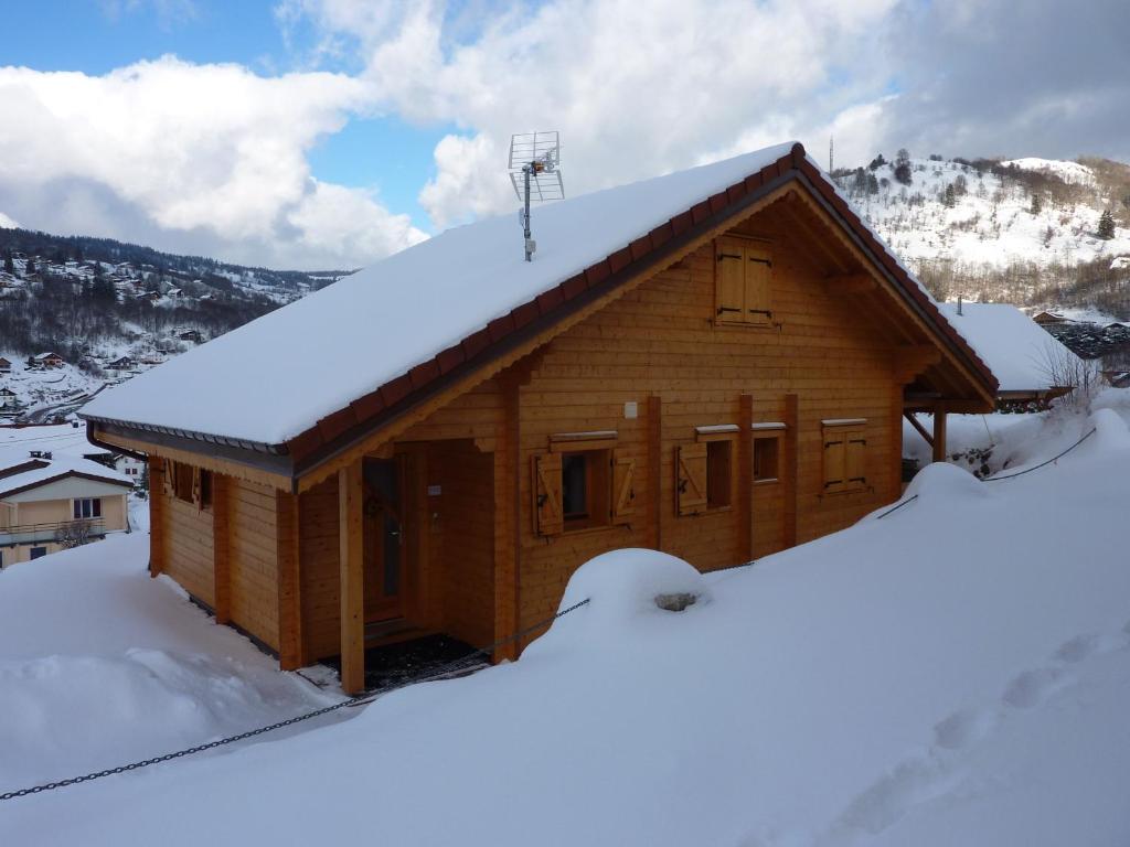 拉布雷斯Le Planot的小木屋,屋顶上积雪