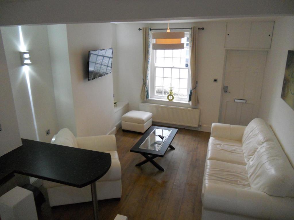 亚姆Yarm View Cottages的客厅配有白色的沙发和桌子