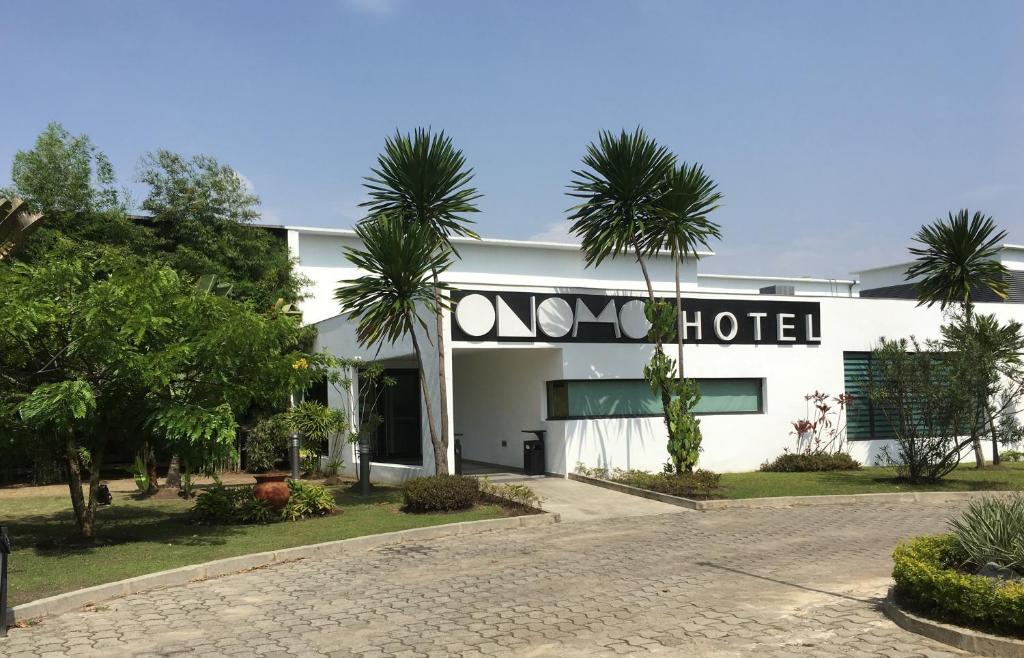 利伯维尔ONOMO Hotel Libreville的前面有棕榈树的酒店