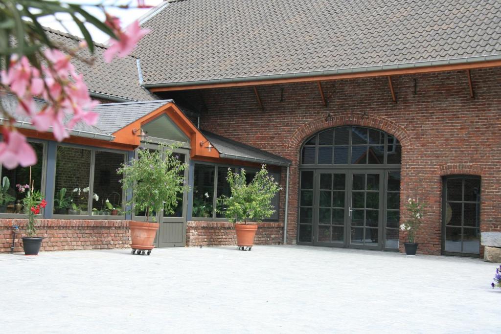 马塞克欧德艾伊可酒店的前面有盆栽植物的砖砌建筑