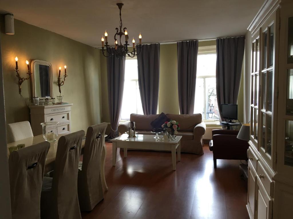 乌得勒支La Perle Apartment的客厅配有桌子和沙发