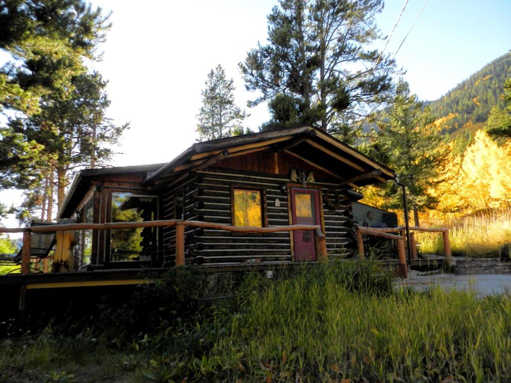 莱德维尔Buckeye's Cabin的田野中间的小木屋