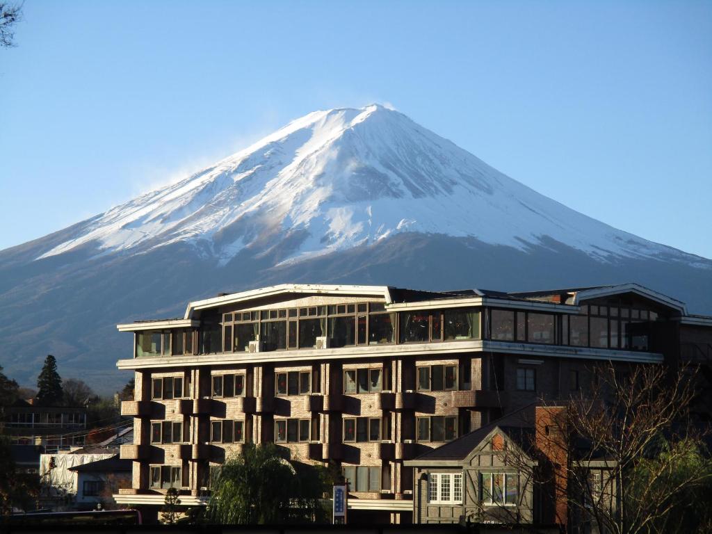 富士河口湖四季之宿富士山酒店的雪覆盖的山前的建筑物