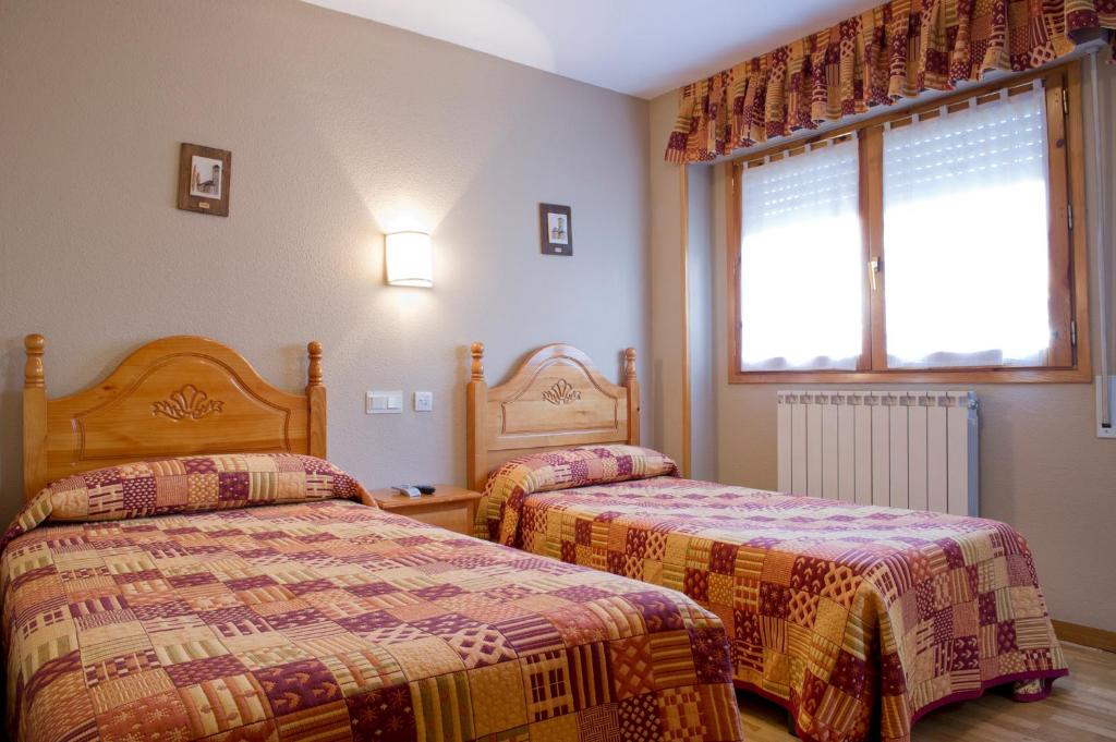 沙比纳尼哥特纳山谷酒店的酒店客房设有两张床和窗户。