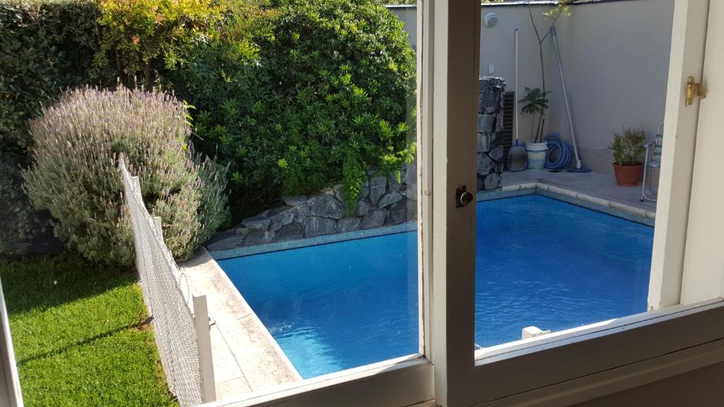 门多萨Tabanera suite的透过窗户可欣赏到游泳池的景色