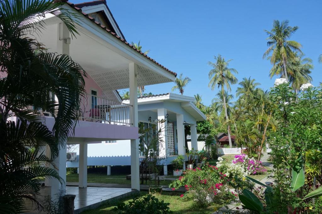 班柯木穆克茵莱酒店的带阳台和棕榈树的房子