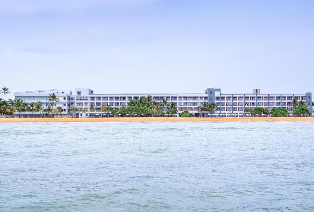 瓦都瓦桀桀海滩杰特威酒店 的海滩上一座大型的水上建筑