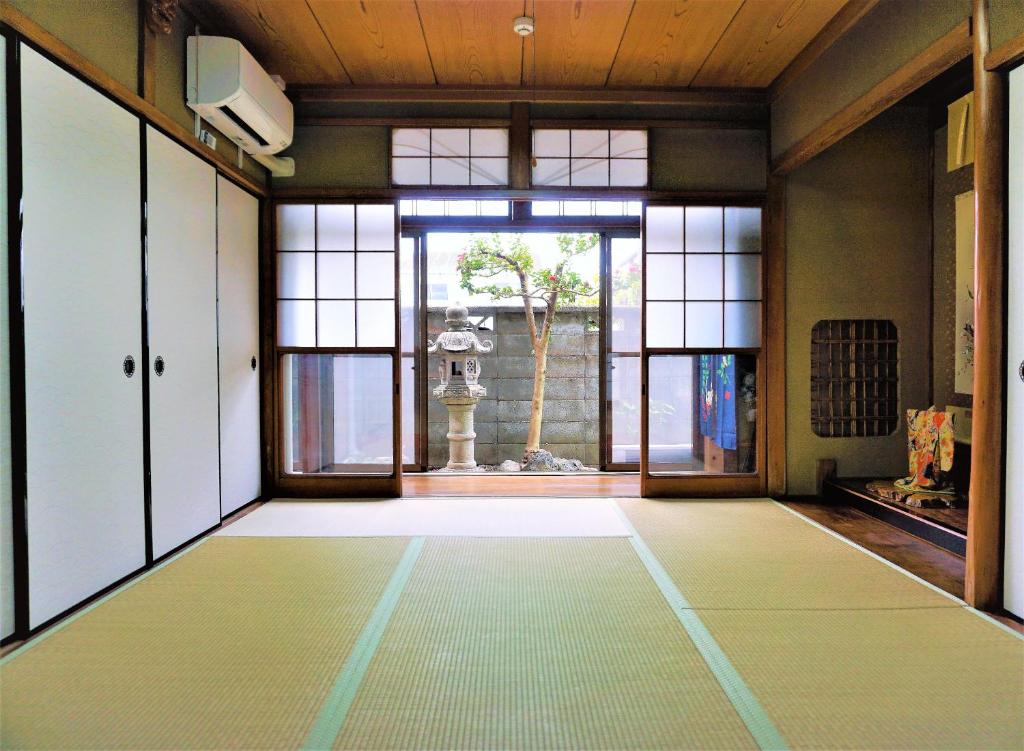 京都京都西院别墅 的一间空房间,设有大窗户