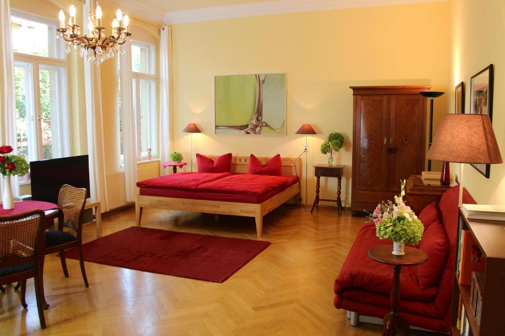 德累斯顿Elbvilla Dresden的客厅配有红色沙发和红色椅子
