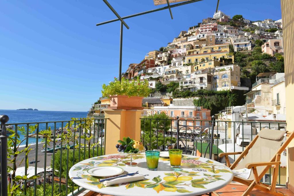 波西塔诺布卡迪巴科酒店的阳台的桌子享有波塞塔诺(positano)的景致