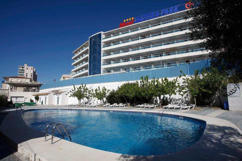 科马鲁加那图拉公园酒店的大楼前设有游泳池的酒店