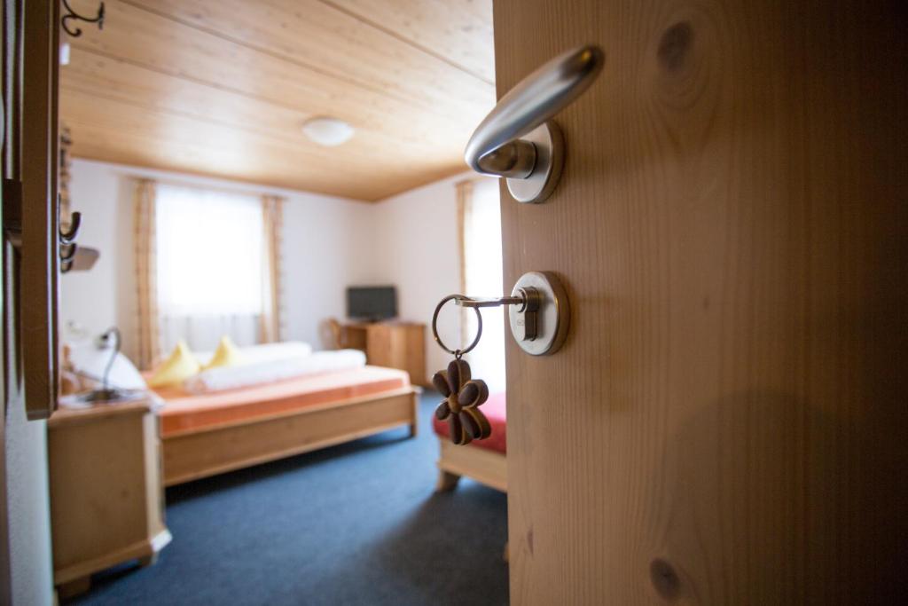 费尔代斯Thomashof的一间卧室配有一张床,一扇门配有门把手