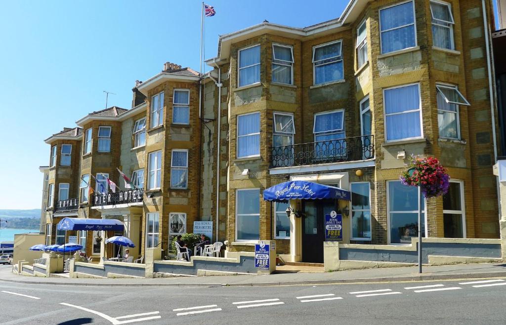 桑当皇家码头酒店的前面有蓝色伞的大建筑
