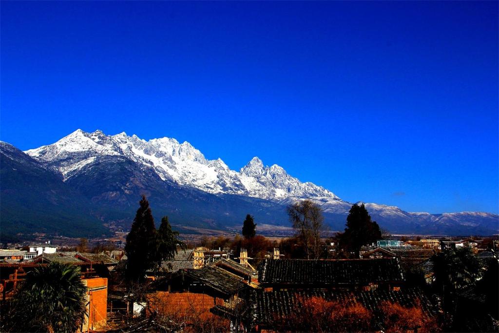 丽江丽江白沙自由岁月设计旅店的一座城市的背景,积雪覆盖的山