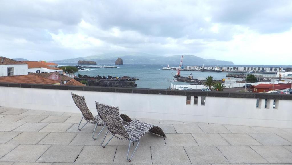 马达莱纳Casa do Pico Madalena的两把椅子坐在一个海景阳台上