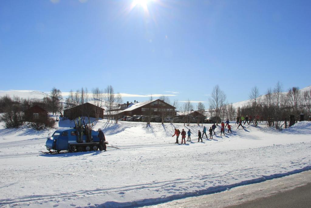 霍夫灵恩Høvringen Høgfjellshotell的一群滑雪者在雪中滑雪