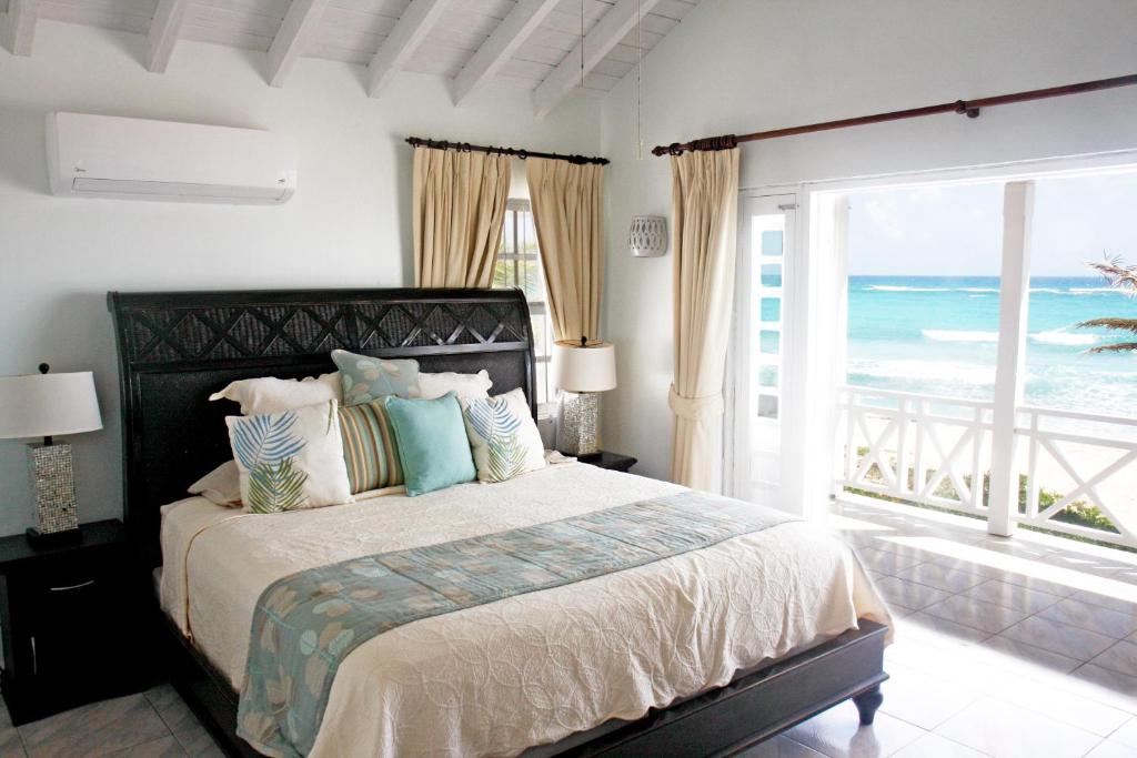 基督教堂市ZenBreak Silver Sands Villa 1的一间卧室设有一张床,享有海景