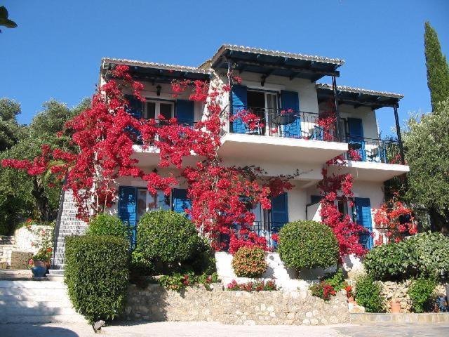 帕莱欧卡斯提撒Villa Fiorita的一座建筑的侧面是红花