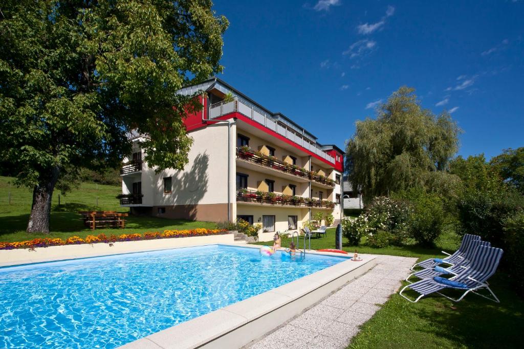 滨湖席弗灵豪斯皇帝酒店的一座房子,旁边设有游泳池