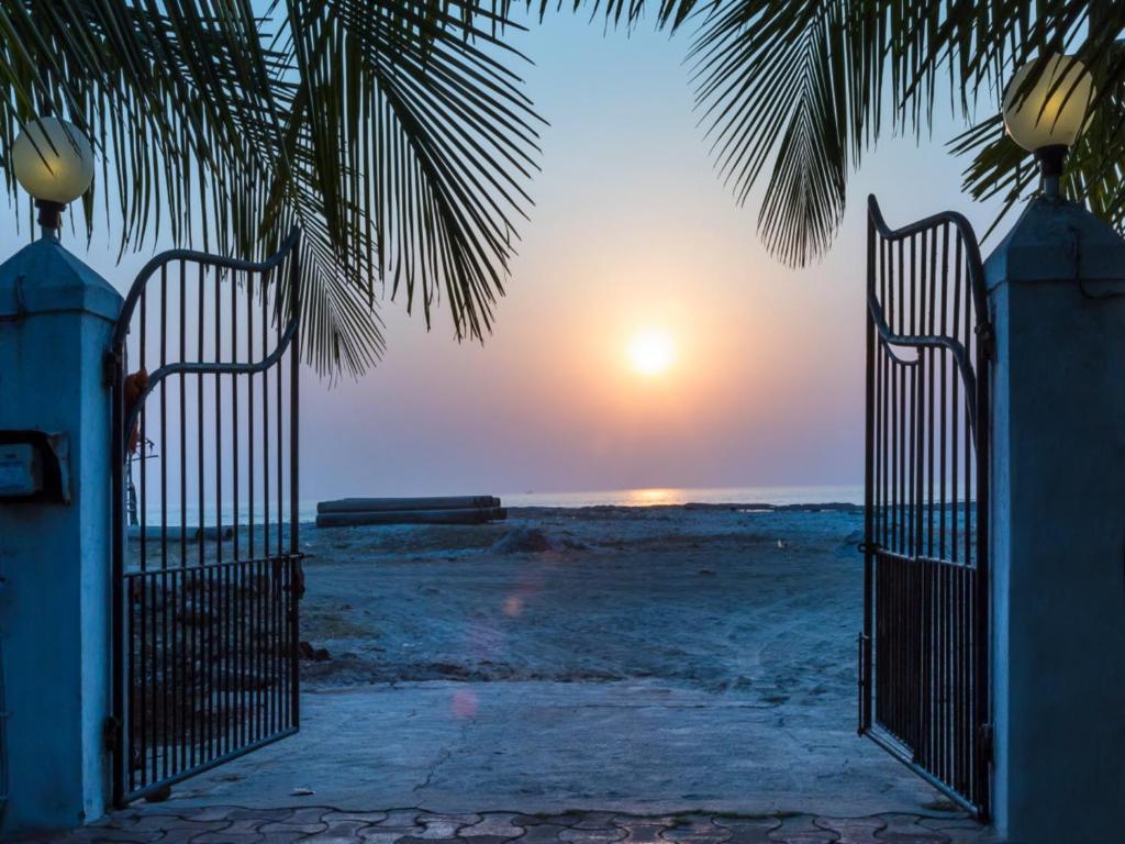 ChristpādaSaffronStays Salt Rim on the Beach, Korlai的日落时分通往海滩的大门