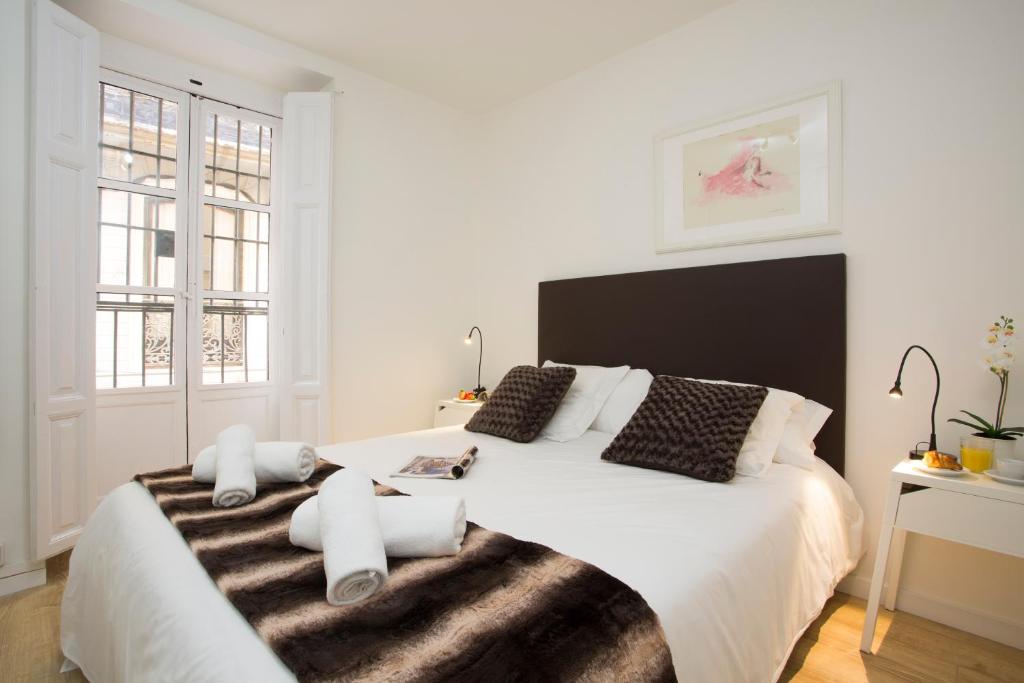 瓦伦西亚El Micalet Apartment的白色卧室配有一张黑色大白色床