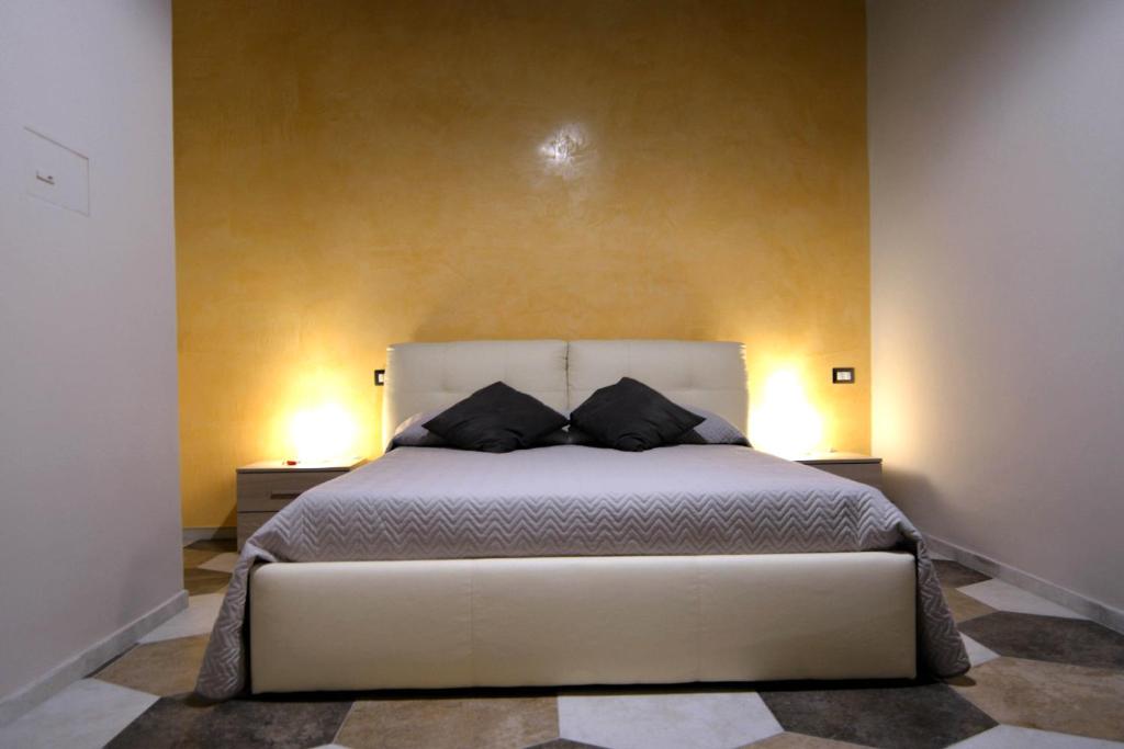 奇维塔韦基亚Residence Stendhal Guest House的一间卧室配有一张带两个枕头的床