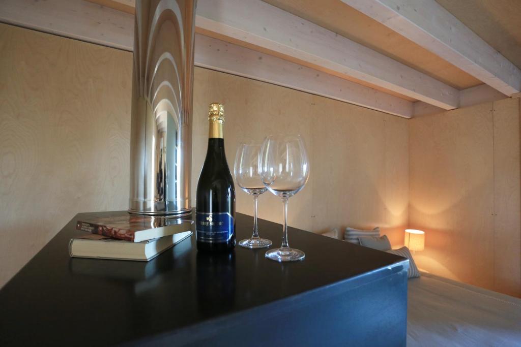 萨维勒特里马塞里亚皮托日住宿加早餐旅馆的桌子上放有一瓶葡萄酒和两杯酒