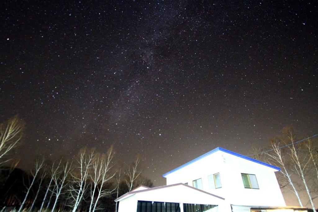 弟子屈町Traveler's Inn Asanebo的夜空下白色的房子
