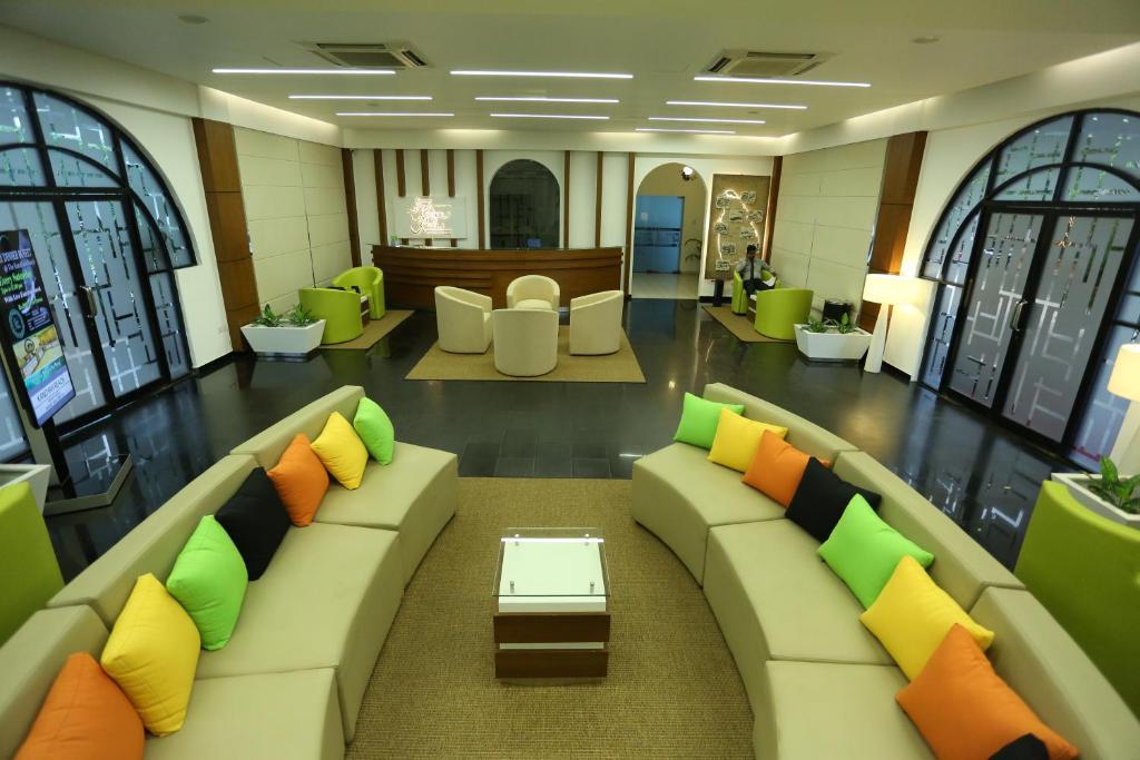 库鲁内格勒康提河段酒店的大堂配有沙发、椅子和桌子