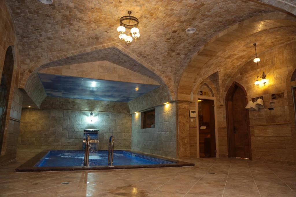 巴库皇家酒店的一座大型游泳池,位于石墙房