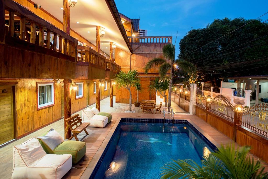 芭堤雅市中心维京度假村的一个带房子的阳台的游泳池